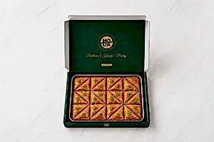 Tray – Triangle Shape Pistachio Baklava